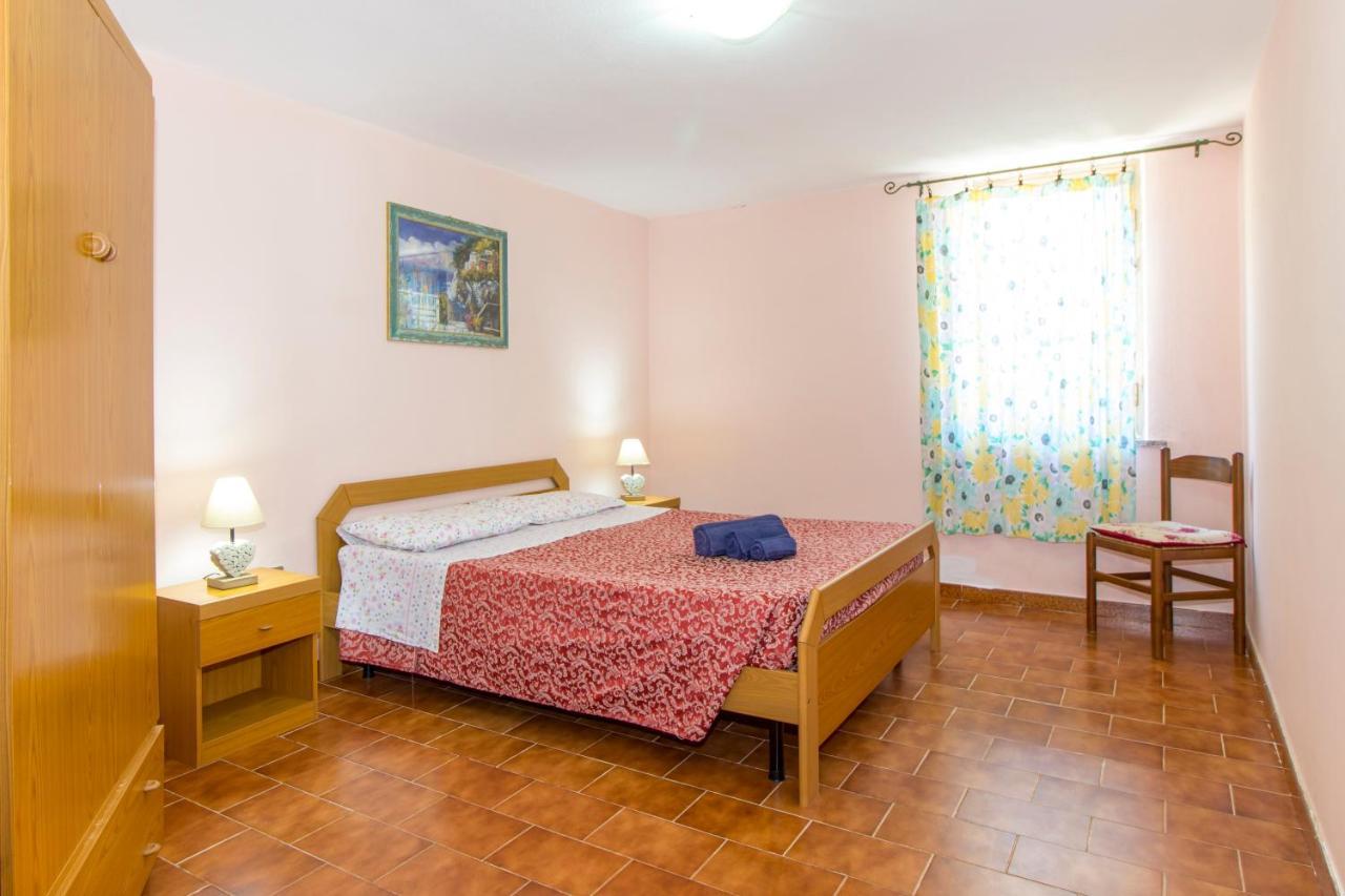 Appartamenti In Villa Con Ampio Giardino Esterno Posada  Exteriör bild