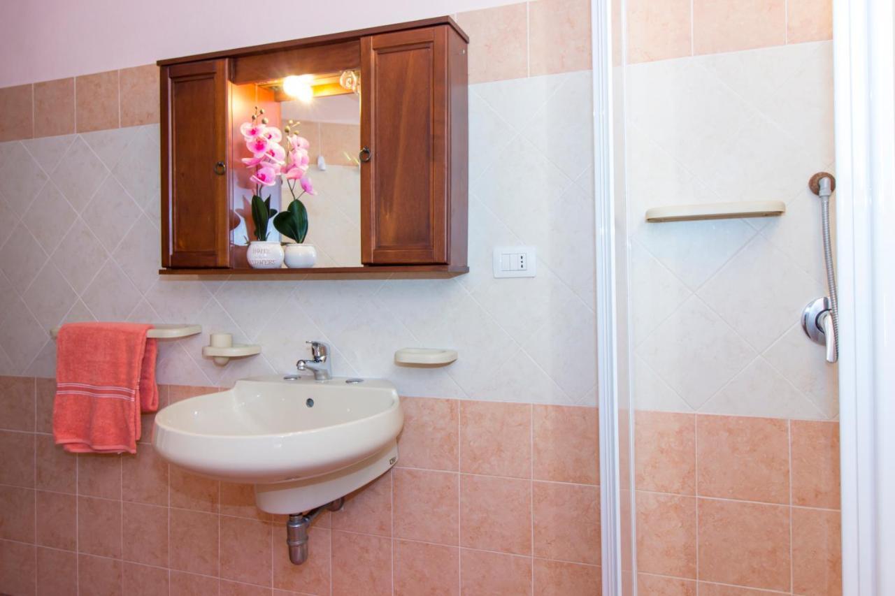 Appartamenti In Villa Con Ampio Giardino Esterno Posada  Exteriör bild