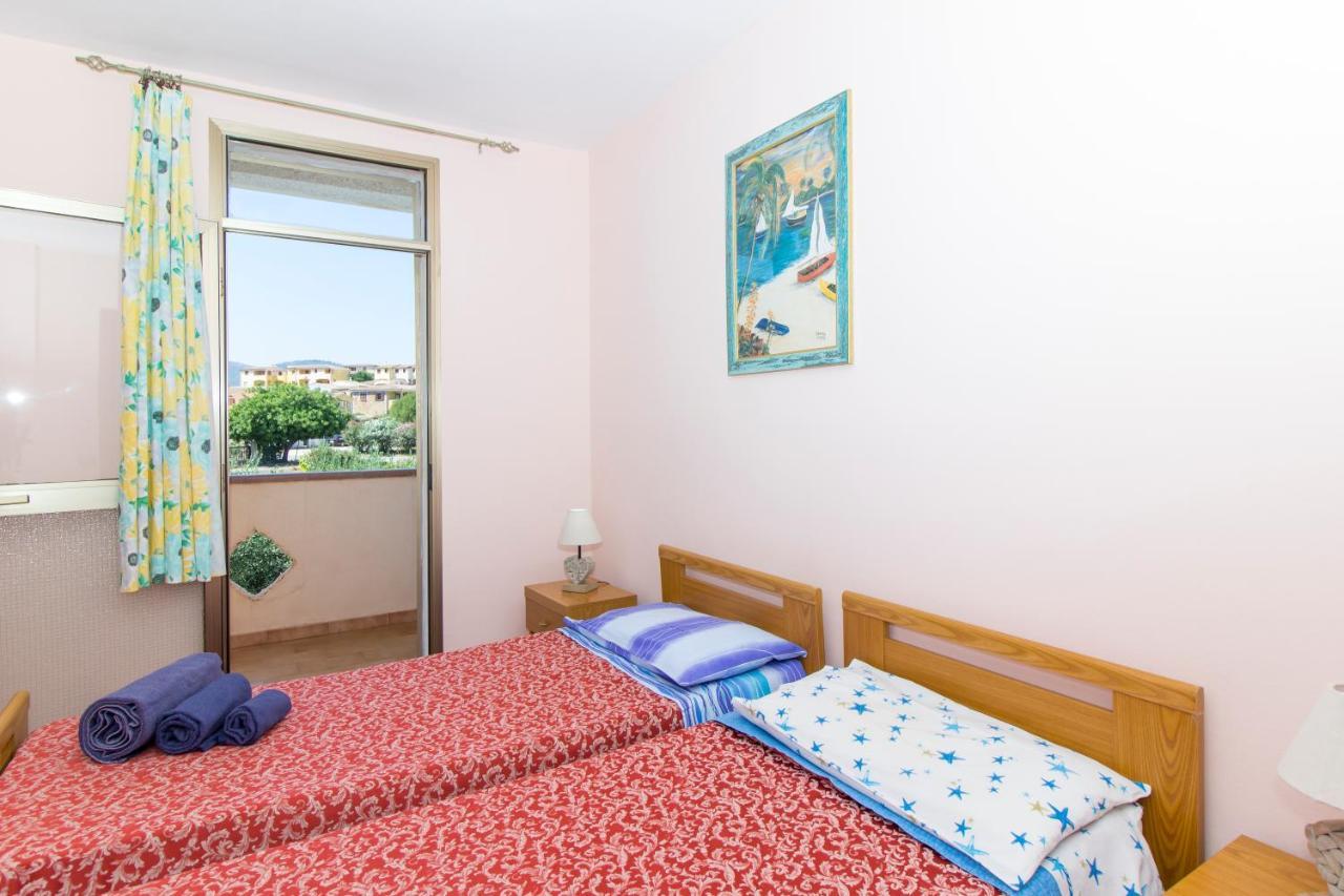 Appartamenti In Villa Con Ampio Giardino Esterno Posada  Exteriör bild