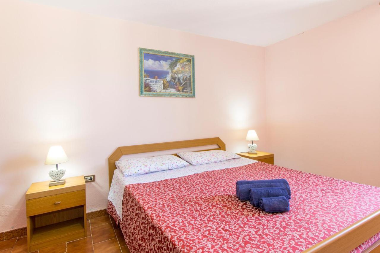 Appartamenti In Villa Con Ampio Giardino Esterno Posada  Exteriör bild