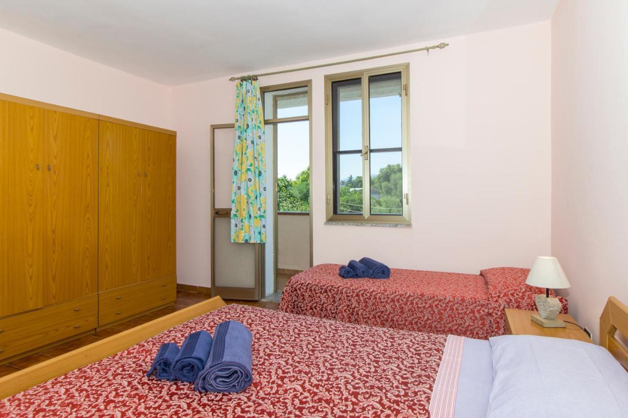 Appartamenti In Villa Con Ampio Giardino Esterno Posada  Exteriör bild
