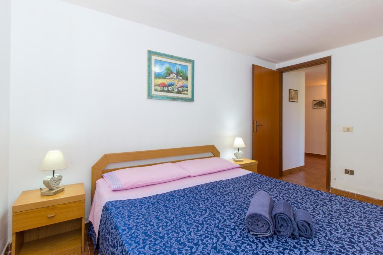 Appartamenti In Villa Con Ampio Giardino Esterno Posada  Exteriör bild